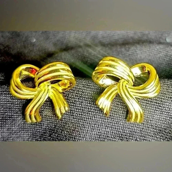 Jewelry - 🆕 14K Gold Plated Bow Earrings
